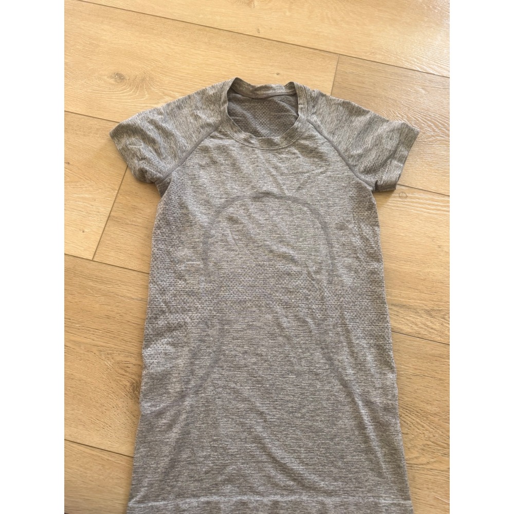 Lululemon Swiftly Tech Short Sleeve 2.0 Women Size 4 Grey Heathered Crewneck 383